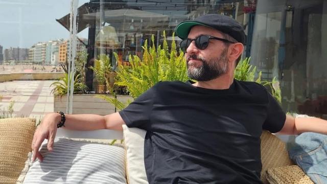 Dani Mateo disfrutando del sol.