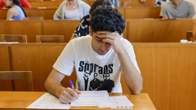 Un joven realizando la PAU en 2024.