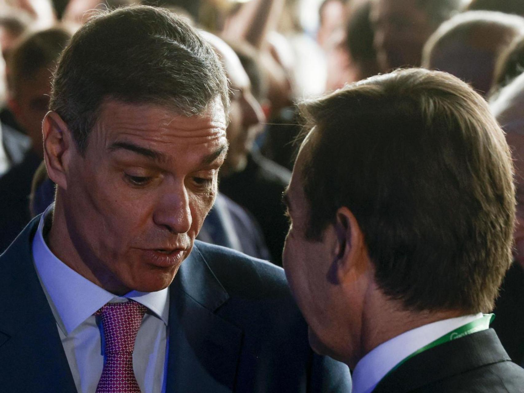 Pedro Sánchez conversa con el presidente del BBVA, Carlos Torres, el pasado lunes tras la inauguración de la reunión anual del Cercle d'Economia.