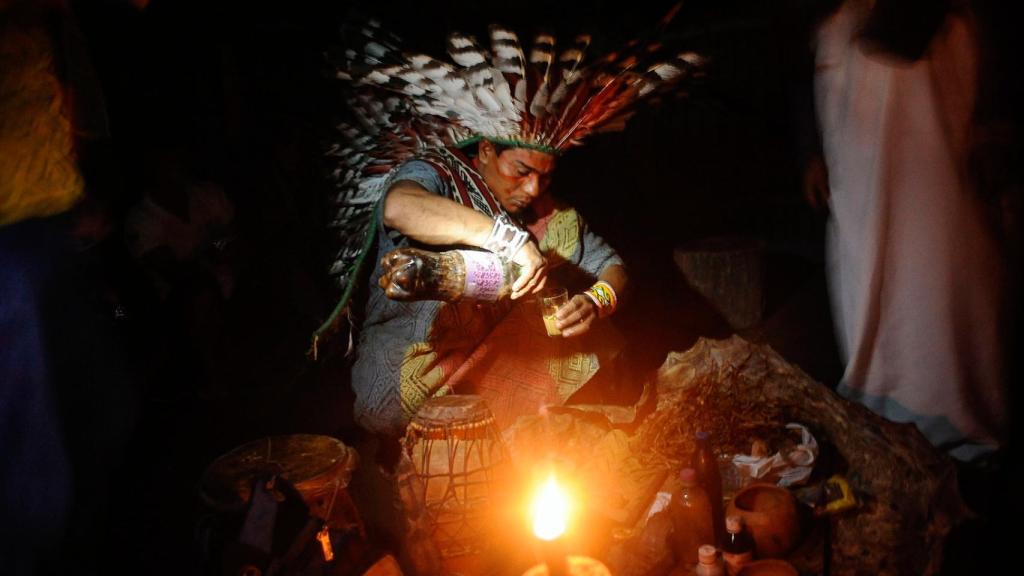 Un miembro de la tribu huni kui de Brasil prepara ayahuasca para usarla en un ritual.