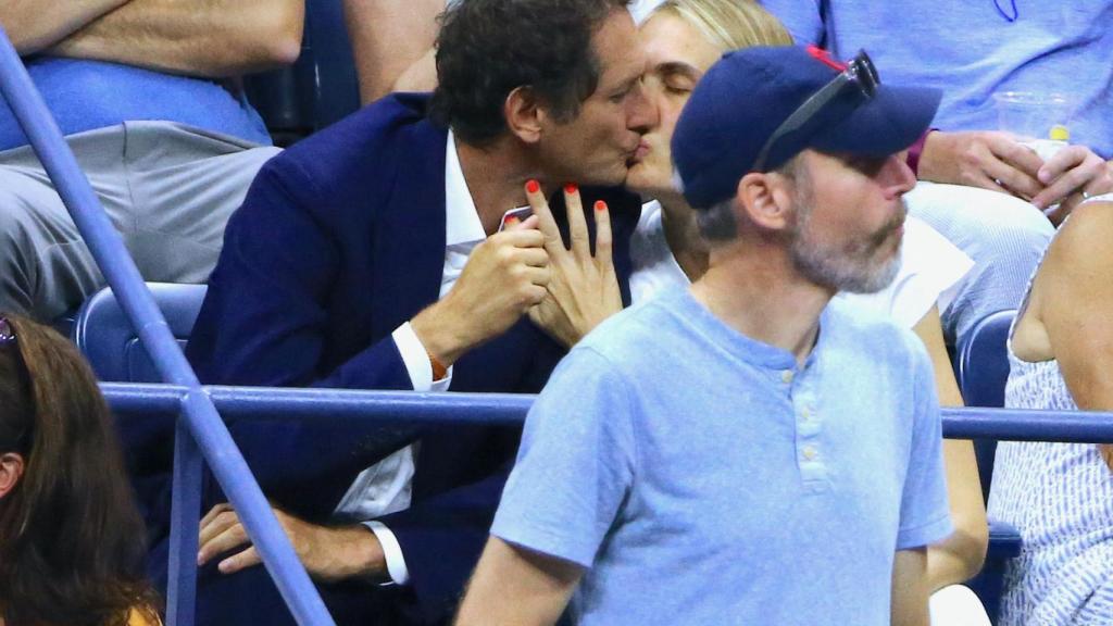 Lavinia Borromeo y John Elkann, muy románticos en el tenis.