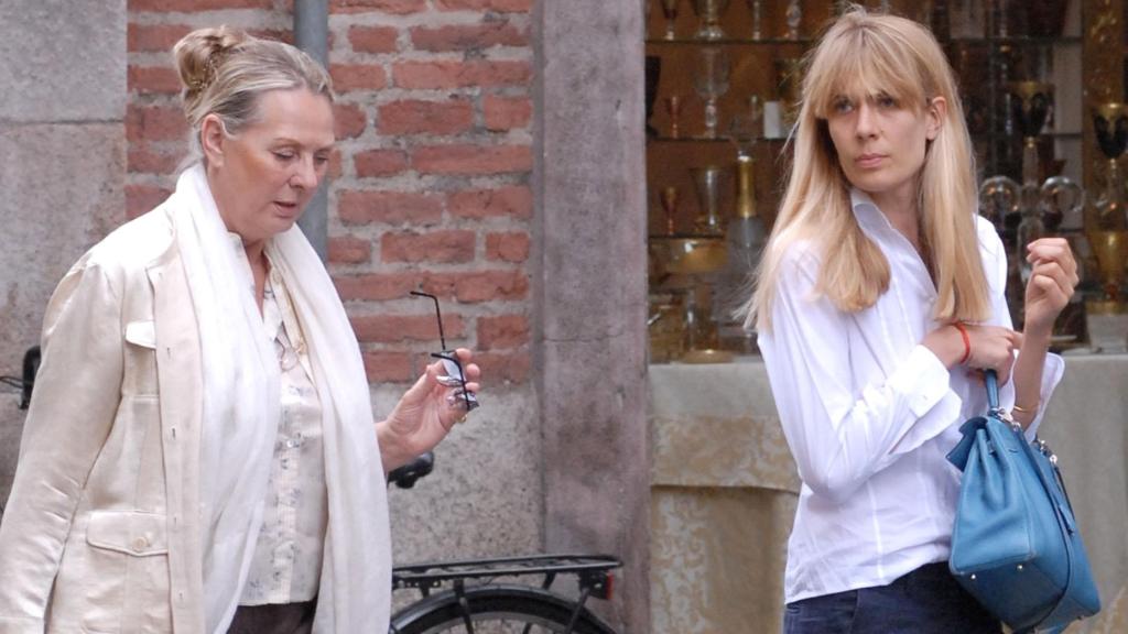 Lavinia Borromeo junto a su madre en las calles de Milán.
