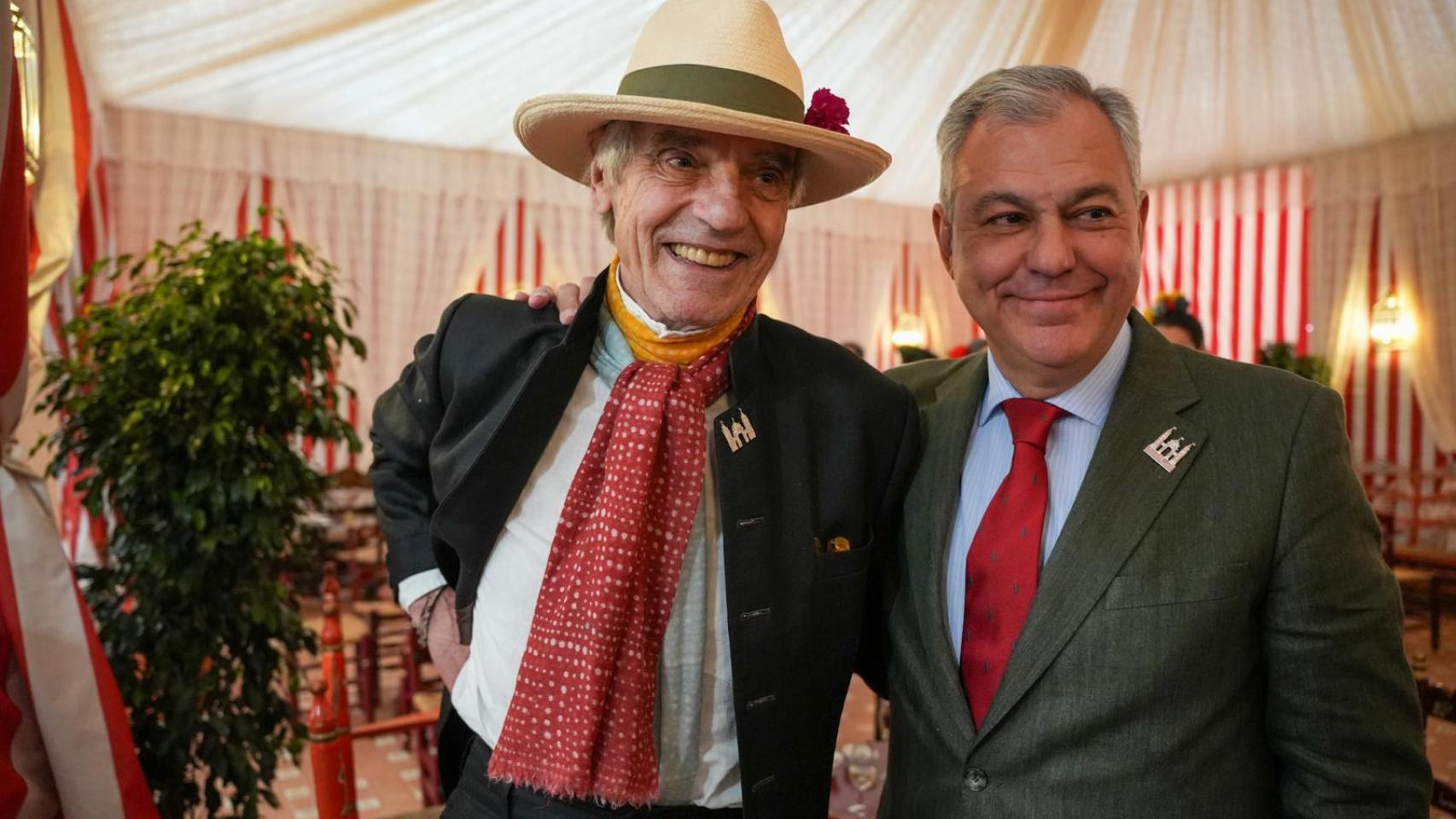 Jeremy Irons, junto al alcalde de Sevilla, José Luis Sanz.