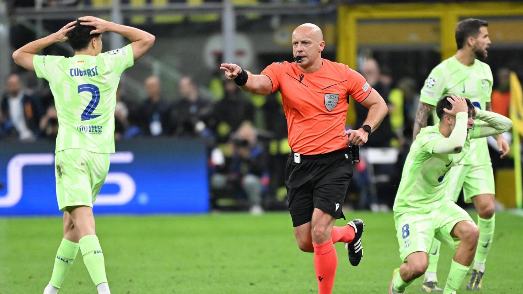 Marciniak pita el penalti de Cubarsí sobre Lautaro tras revisarlo en el VAR