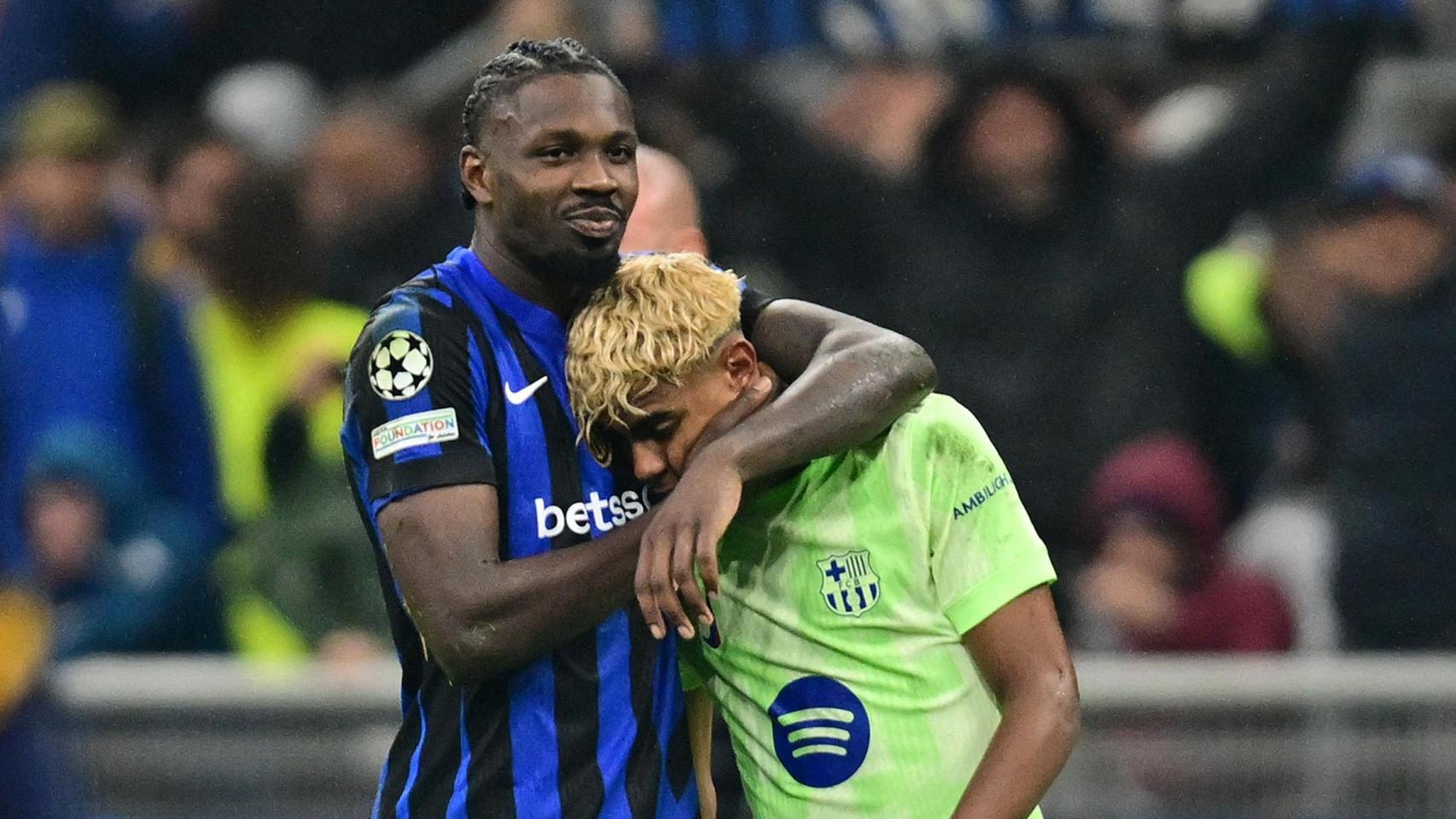 Marcus Thuram y Lamine Yamal tras el partido en San Siro