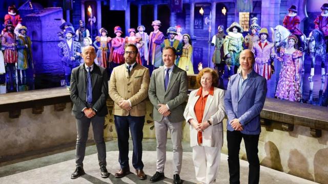 Las autoridades han posado en Puy Du Fou tras la firma del convenio de adhesión a la candidatura.