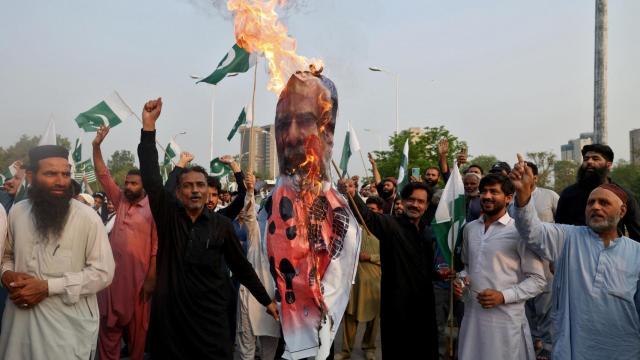 Partidarios de la Liga Musulmana Markazi de Pakistán queman una efigie que representa al primer ministro de la India durante una manifestación en apoyo del ejército paquistaní después de los ataques militares de la India contra Pakistán, en Islamabad, Pakistán, el 7 de mayo de 2025.