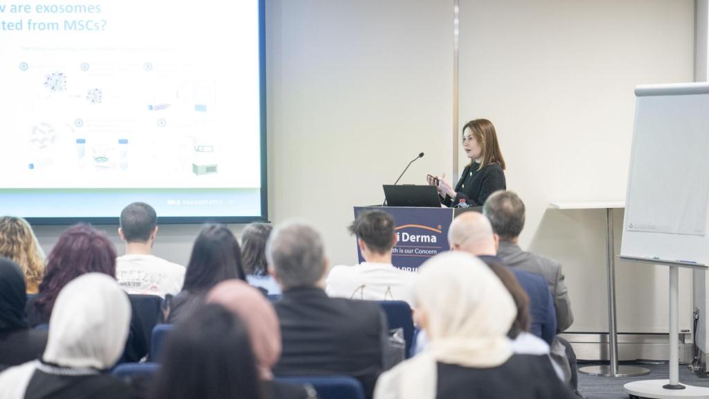 La doctora Anastasiia Lapshyna durante su conferencia en Dubai Derma 2025.