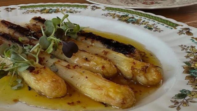 Un plato de espárragos en GastroLava