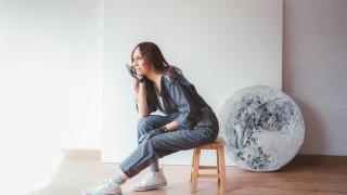 Marcela Once, la artista argentina que crea obras con materiales reciclados.