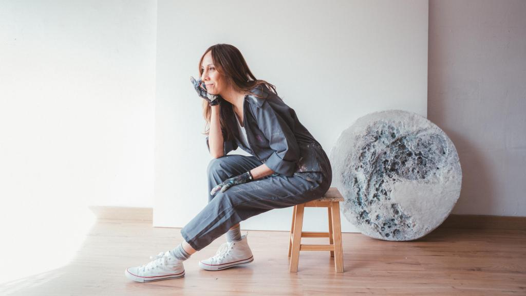 Marcela Once, la artista argentina que crea obras con materiales reciclados.