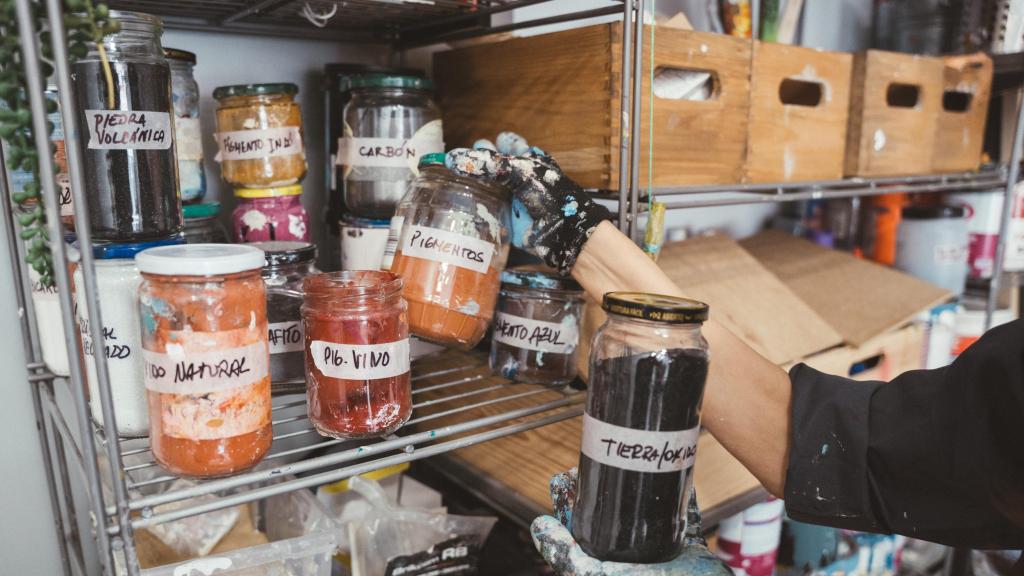 La mendocina Marcela Once utiliza materiales 100% reciclados para sus obras.