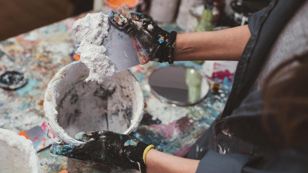 La argentina está empezando a utilizar una masa de papel reciclado para sus creaciones.