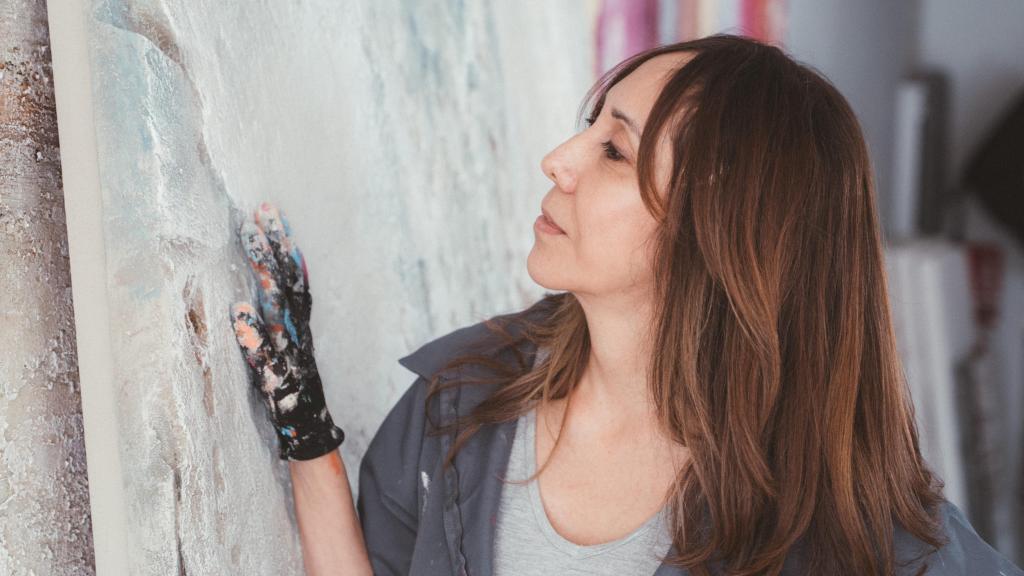 Marcela Once tuvo que dejar de pintar con aerosoles por salud.