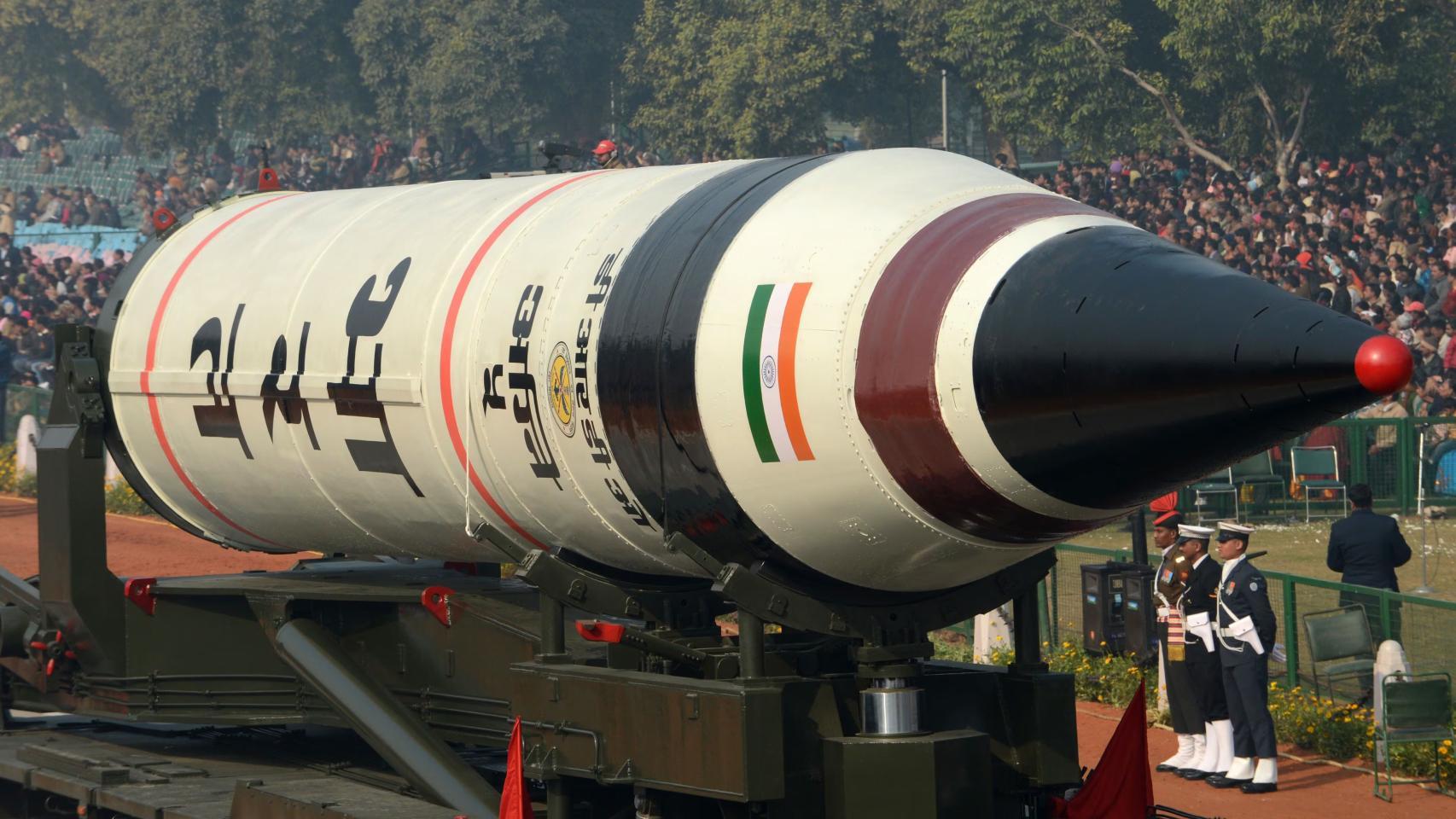 El misil balístico Agni IV de India en un desfile militar