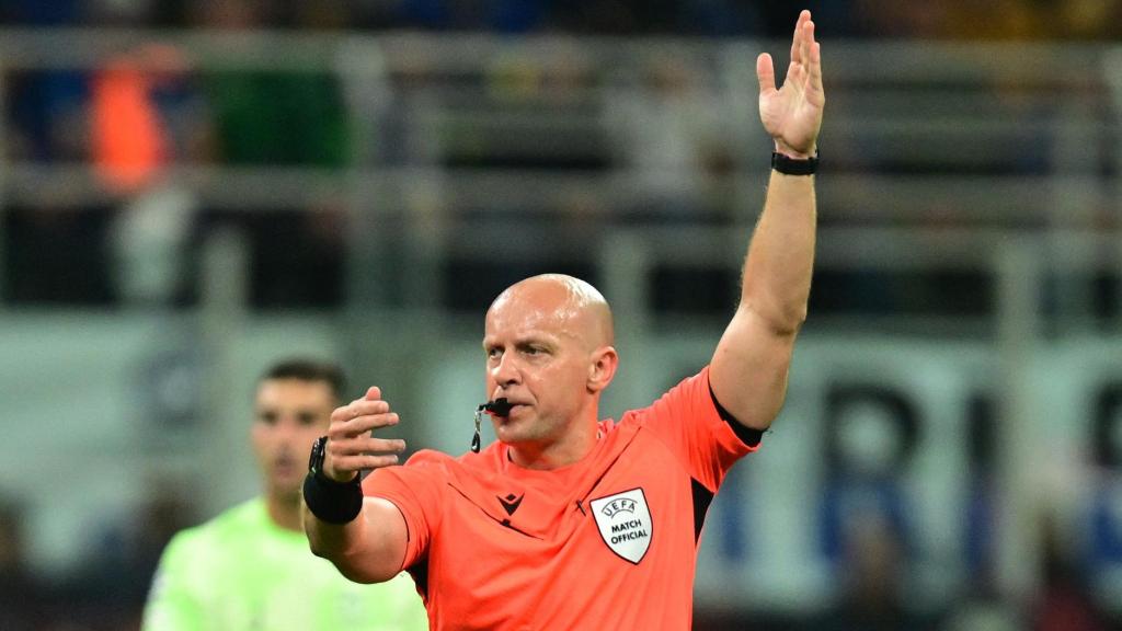 Marciniak, durante el partido entre el Inter de Milán y el Barça