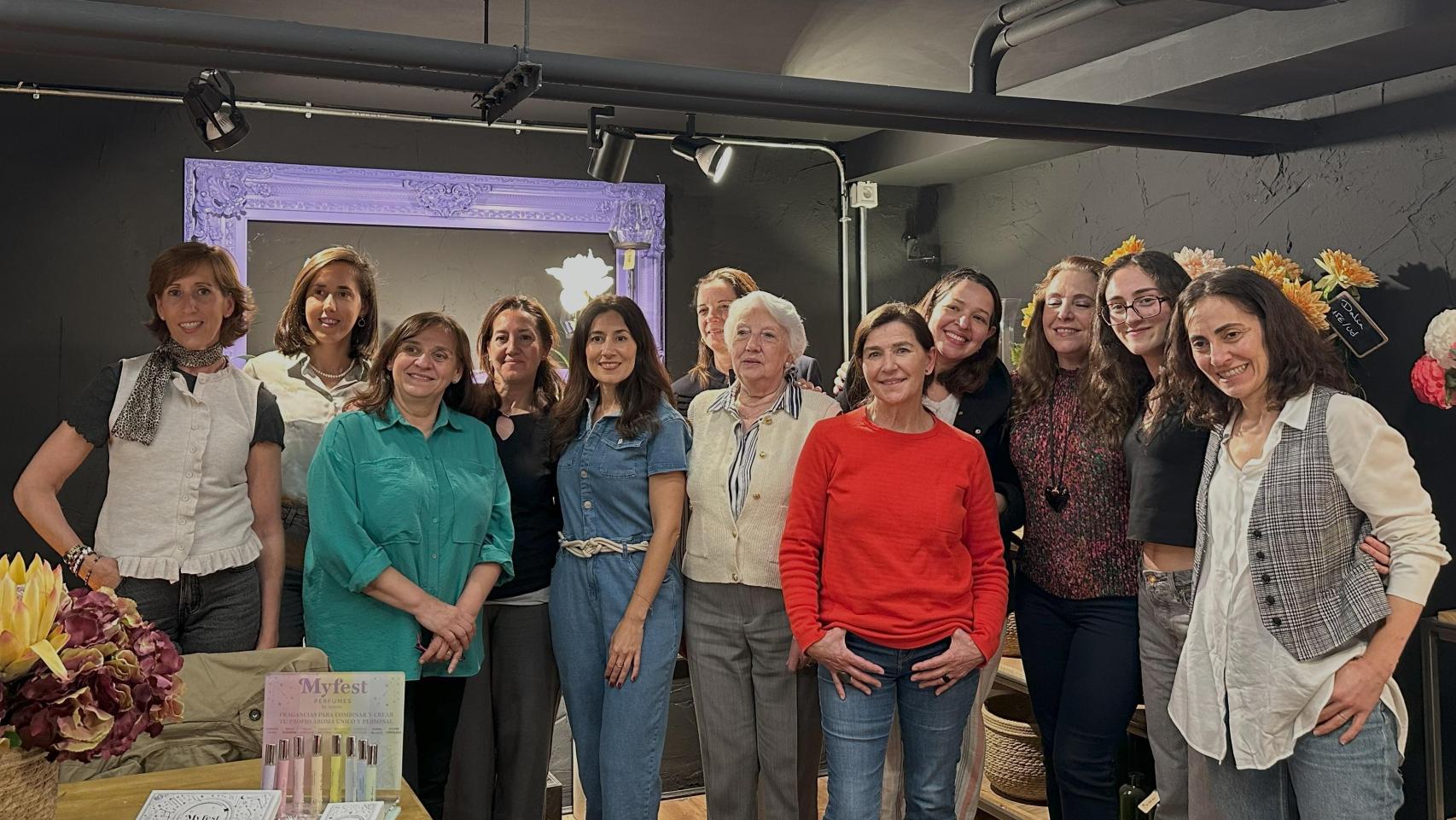 Asistentes de la cata posando con Aurora García