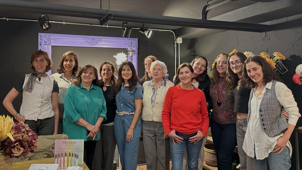 Asistentes de la cata posando con Aurora García