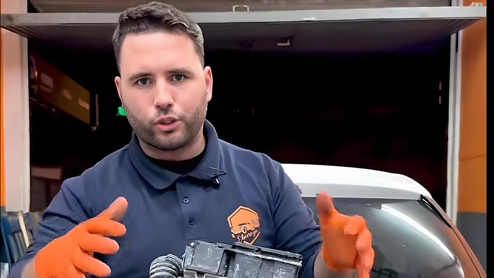 Juan José,  mecánico.