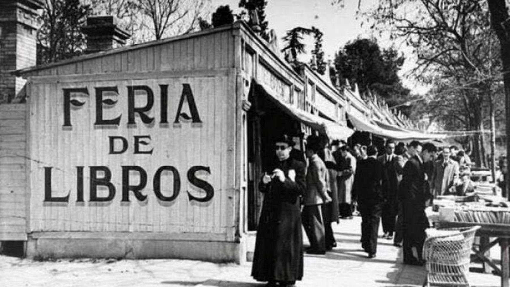 La feria del libro permanente en la cuesta de Moyano a finales de los años 40. Foto: EFE