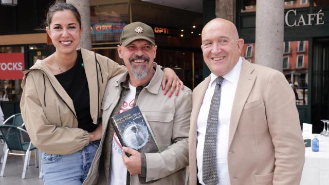 La concejala de turismo, eventos y marca ciudad, Blanca Jiménez; el escritor vallisoletano César Pérez Gellida; y el alcalde, Jesús Julio Carnero en la presentación de la nueva novela 'Nada bueno germina'