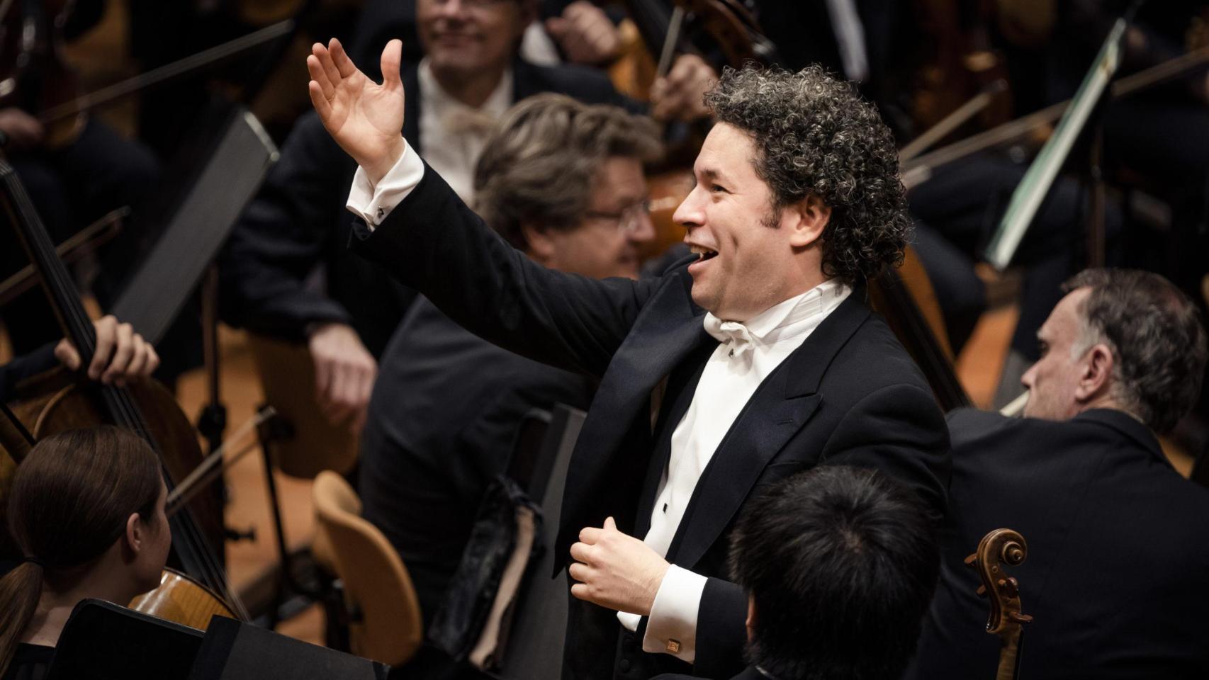 Gustavo Dudamel dirigiendo la Sinfónica de Londres. Foto: Gerardo Gómez/ Fundamusical
