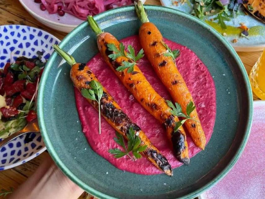 Zanahorias asadas sobre remolacha, de Superchulo.