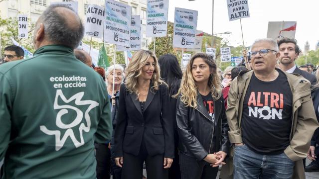 La vicepresidenta segunda, Yolanda Díaz, asiste a la concentración contra la multinacional Altri