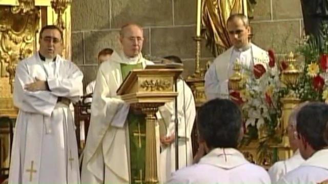 Robert Prevost, la derecha, en la misa celebrada por el entonces arzobispo de Toledo, Francisco Álvarez,  el 22 de septiembre de 2002 en Oropesa (Toledo).