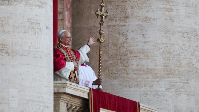 El nuevo Papa León XIV en el balcón de la basílica de San Pedro.