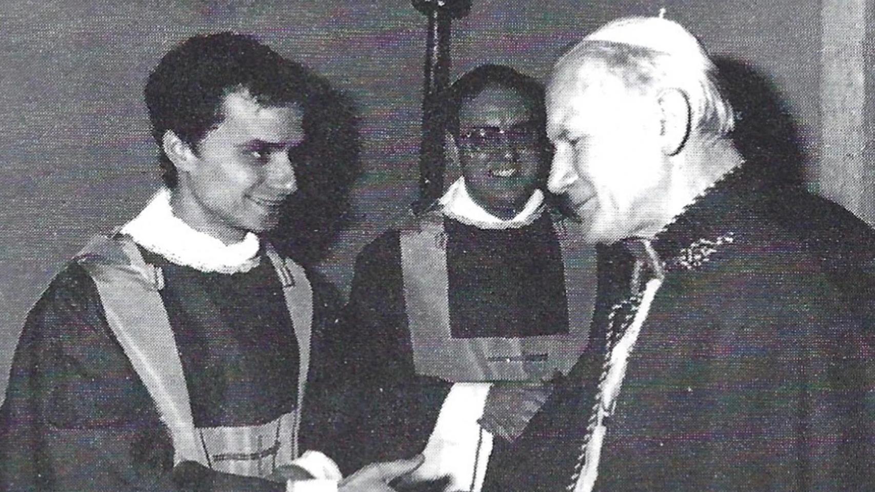 Encuentro en 1982 entre el entonces recién ordenado reverendo Robert Prevost y el Papa Juan Pablo II en la parroquia de Santa María de la Asunción. Prevost y su familia eran devotos y entregados feligreses de la iglesia del Far South Side de Chicago.