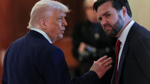 El vicepresidente de Estados Unidos, JD Vance, junto a Trump este jueves en la Casa Blanca.