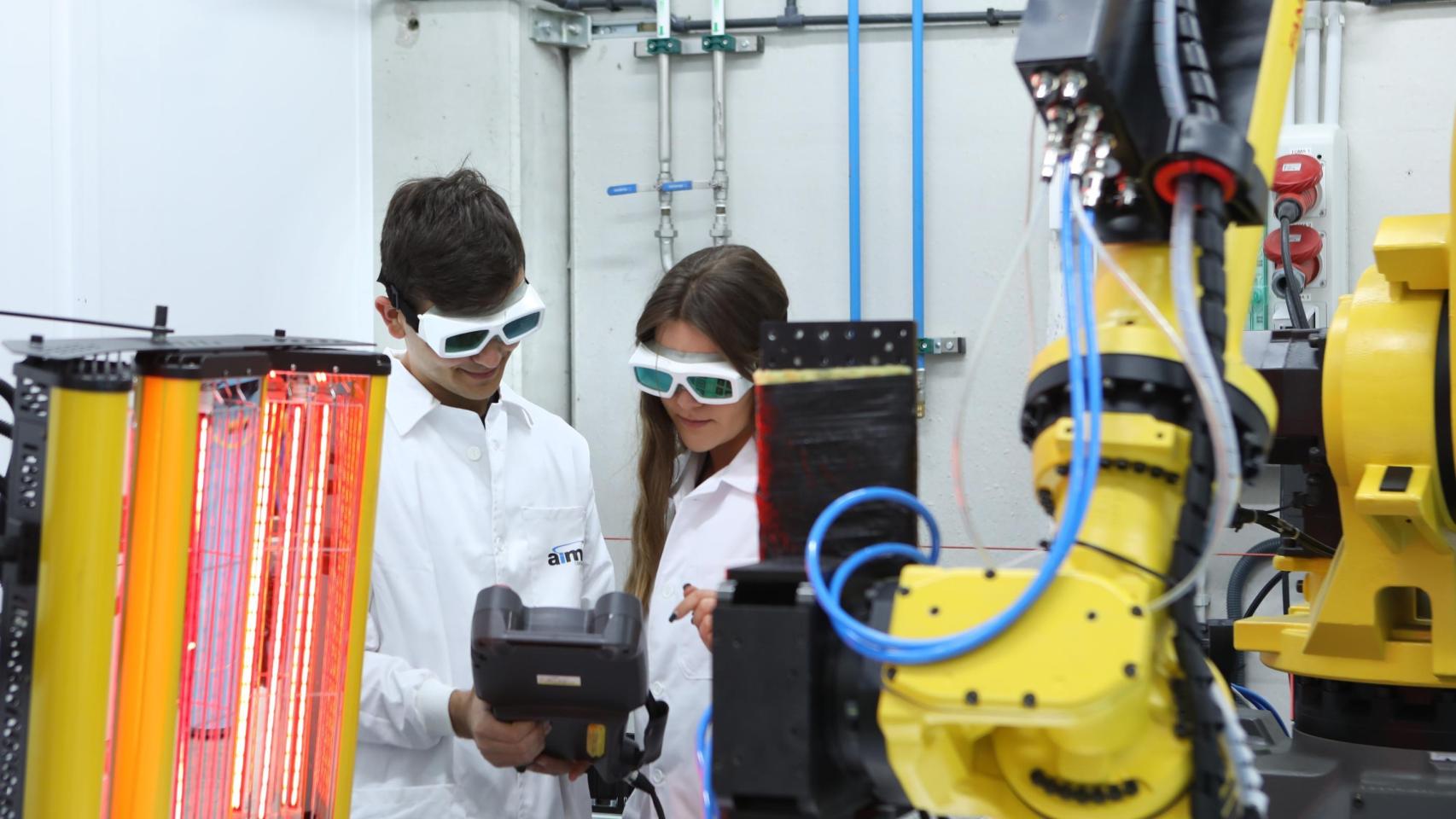 Dos trabajadores de AIMEN trabajan en el proyecto del tanque para hidrógeno líquido.