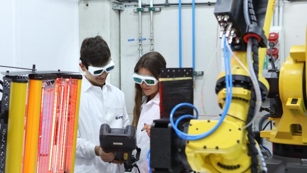 Dos trabajadores de AIMEN trabajan en el proyecto del tanque para hidrógeno líquido.