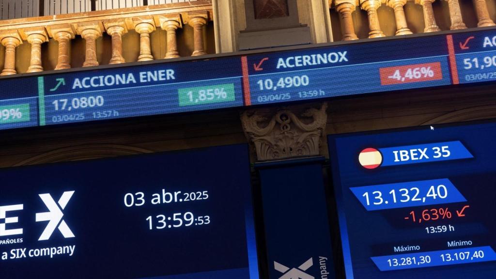 Panel principal del Palacio de la Bolsa de Madrid en el que se ve la cotización de Acciona Energía.