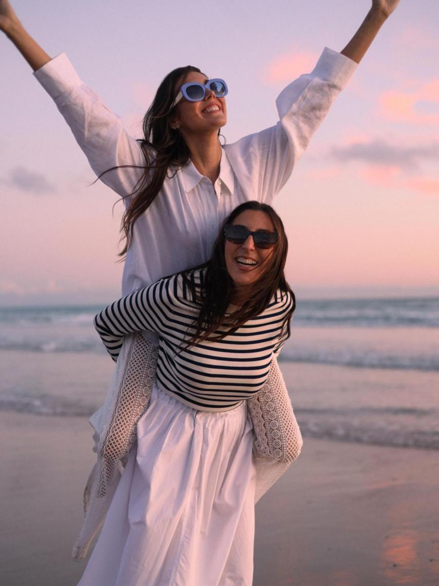 Anna Padilla con su madre, Paz.