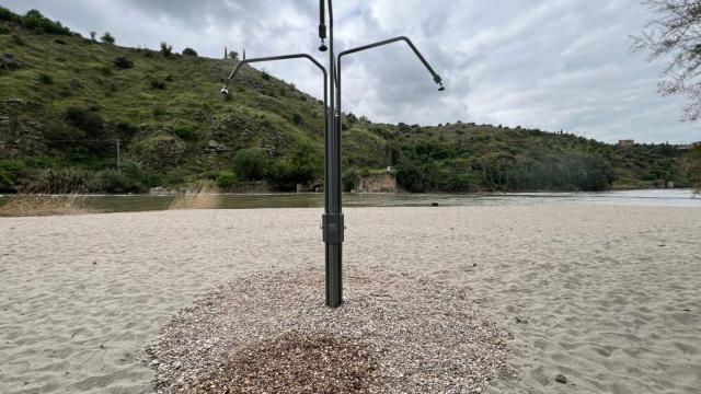 Imagen de archivo de la 'fuente-ducha' instalada en la playa del Tajo en Toledo.
