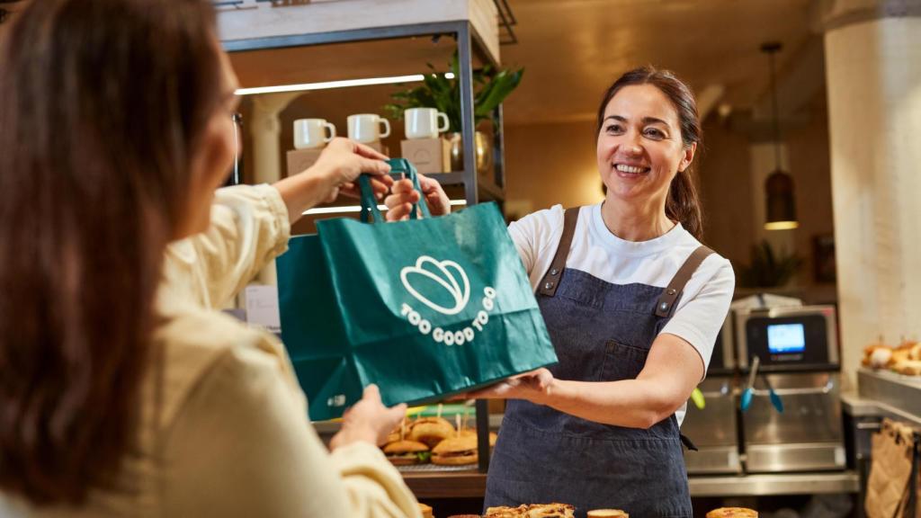La plataforma Too Good To Go conecta a comercios con consumidores para evitar que alimentos en buen estado terminen en la basura.