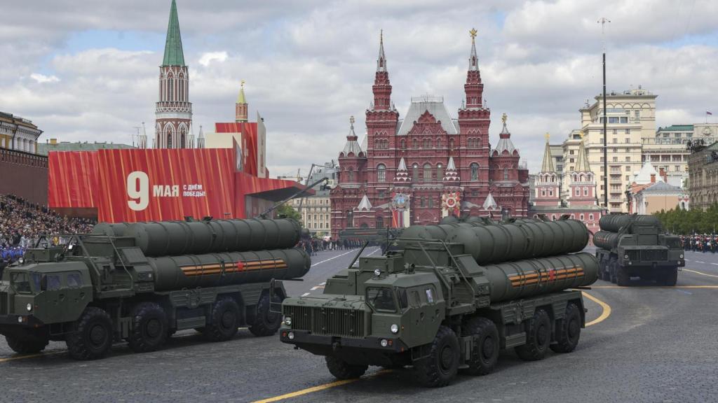 Los sistemas de defensa antiaérea S-400 participan en el desfile militar del Día de la Victoria.