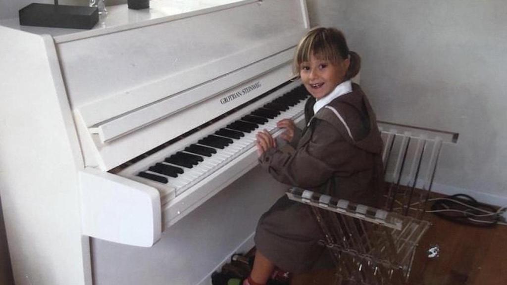 Sara Abad tocando el piano de pequeña.