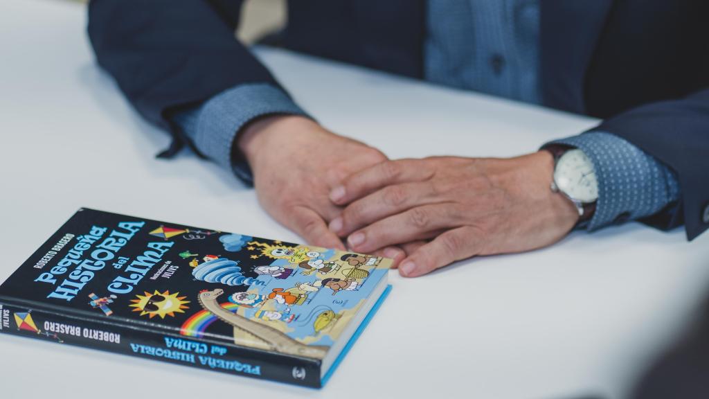 Detalle de sus manos, junto a su nueva obra.