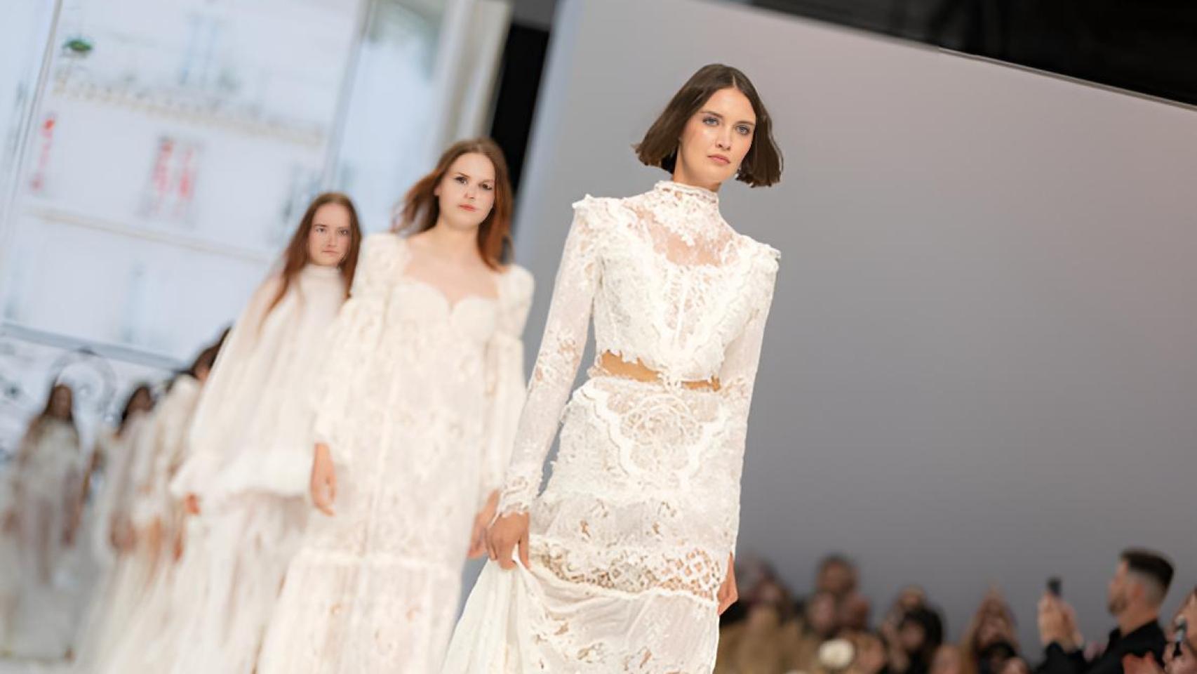 Encaje, transparencias y homenaje floral: 10 tendencias nupciales que debes conocer en 2025