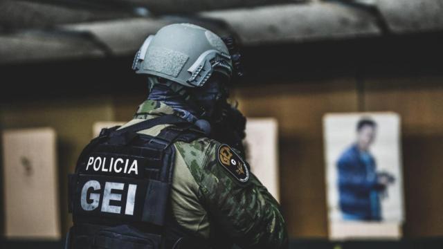 Un efectivo del GEI, durante un entrenamiento en las instalaciones de los Mossos d'Esquadra a las afueras de Sabadell.