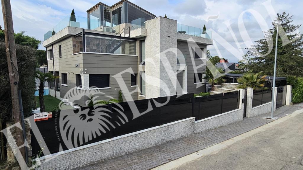 Fachada de la casa de Plex.