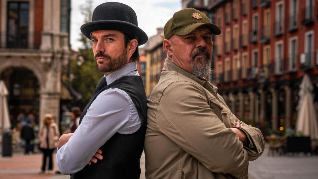 Carlos Pérez-Gellida (derecha), junto al personaje protagonista de su novela, Sebastián Costa. Foto: Argi Comunicación