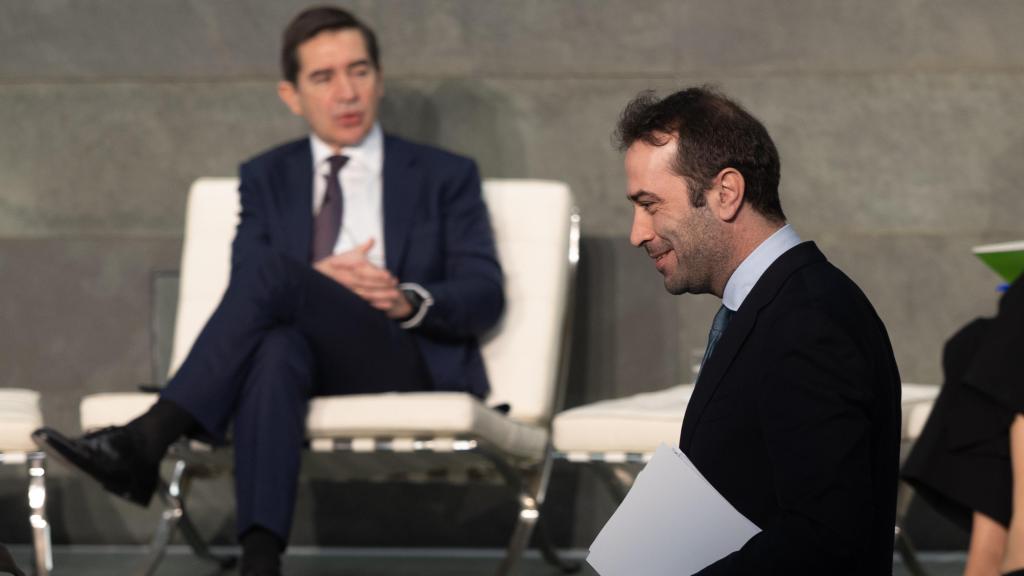 Carlos Cuerpo, ministro de Economía, Comercio y Empresa, durante un encuentro de la Asociación Española de Banca (AEB). De fondo, Carlos Torres, presidente de BBVA.