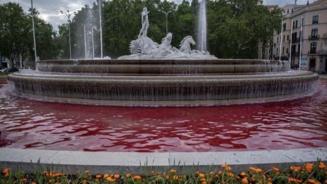 Fuente de Neptuno teñida