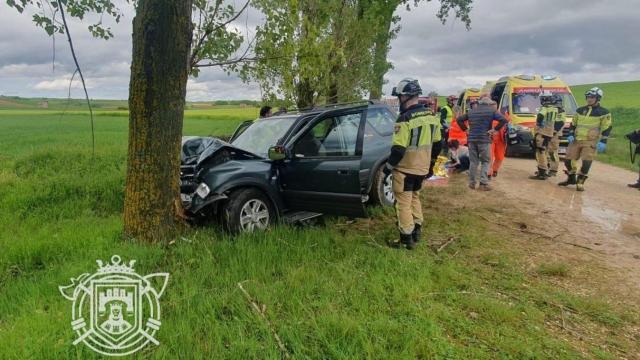 Servicios de emergencia trabajando en el lugar de siniestro