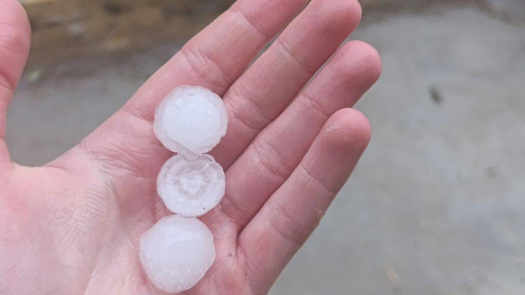 Imagen del granizo que ha caído este sábado en Gallur, Zaragoza.