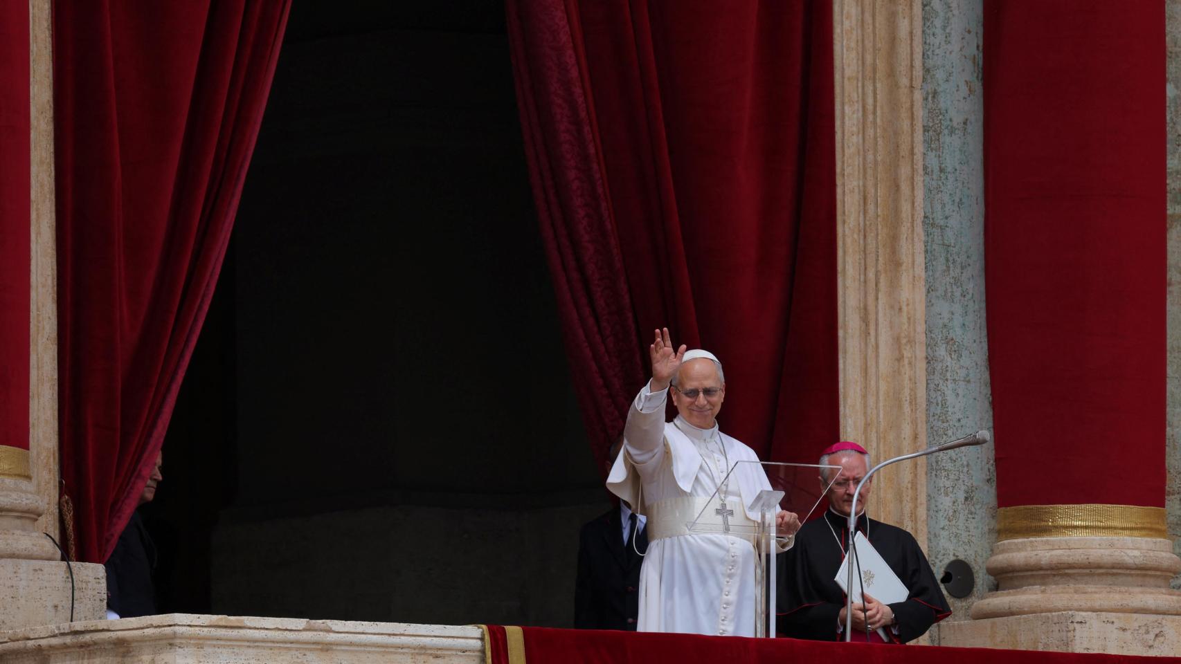 El papa León XIV aparece en el balcón de la Basílica de San Pedro, en el Vaticano.